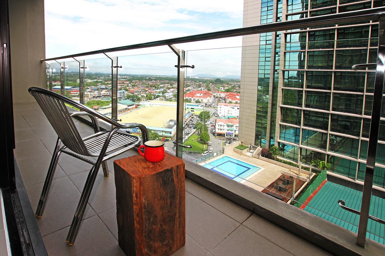 Bernard Holiday Home @ Imperial Suites 쿠칭 외부 사진